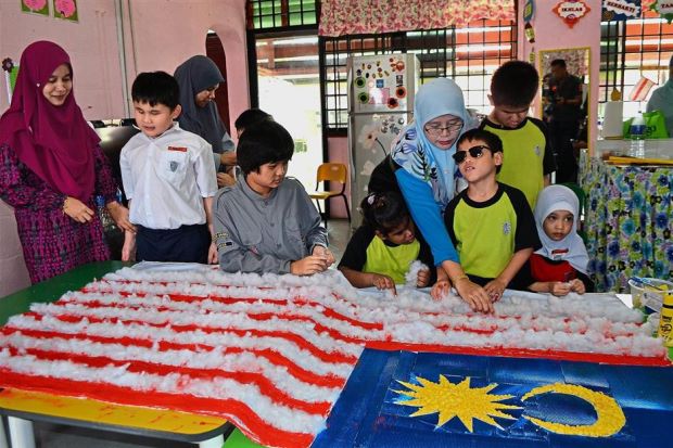 Special pupils make Jalur Gemilang from scratch