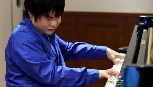 Japan’s blind piano maestro plays it by ear