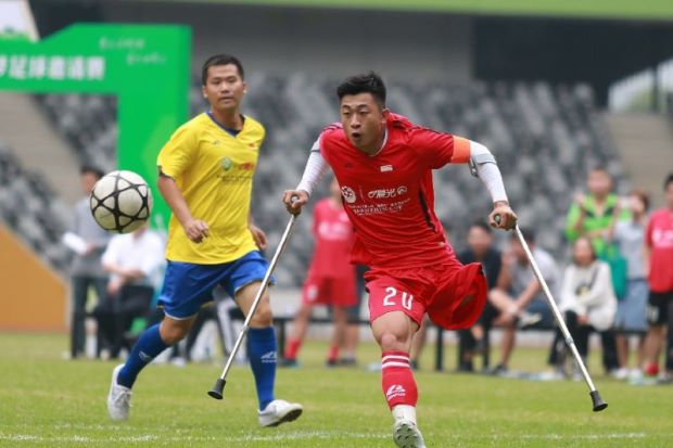 One-legged football ‘king’ melts Chinese hearts