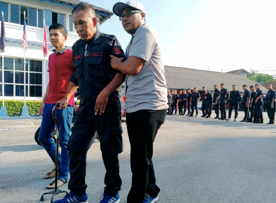 Stroke patient among early voters in Negeri Sembilan