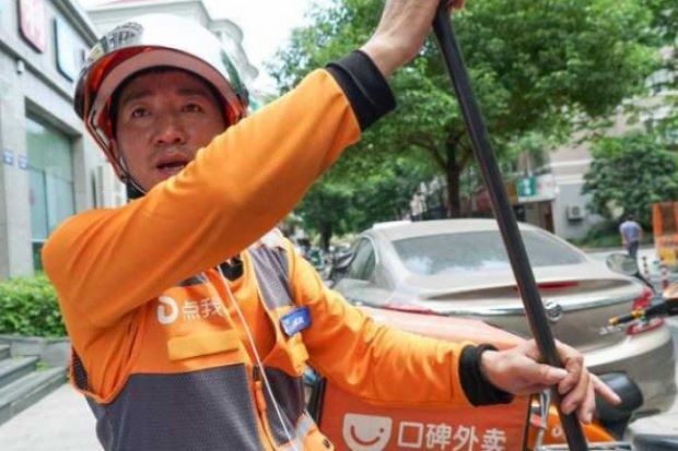 Chinese amputee food courier delivers 60 meals a day to pay for prosthetic leg
