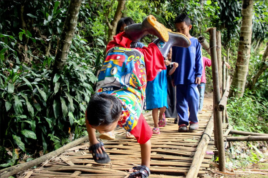 Indonesian third-grader’s ‘school crawl’ becomes sensation