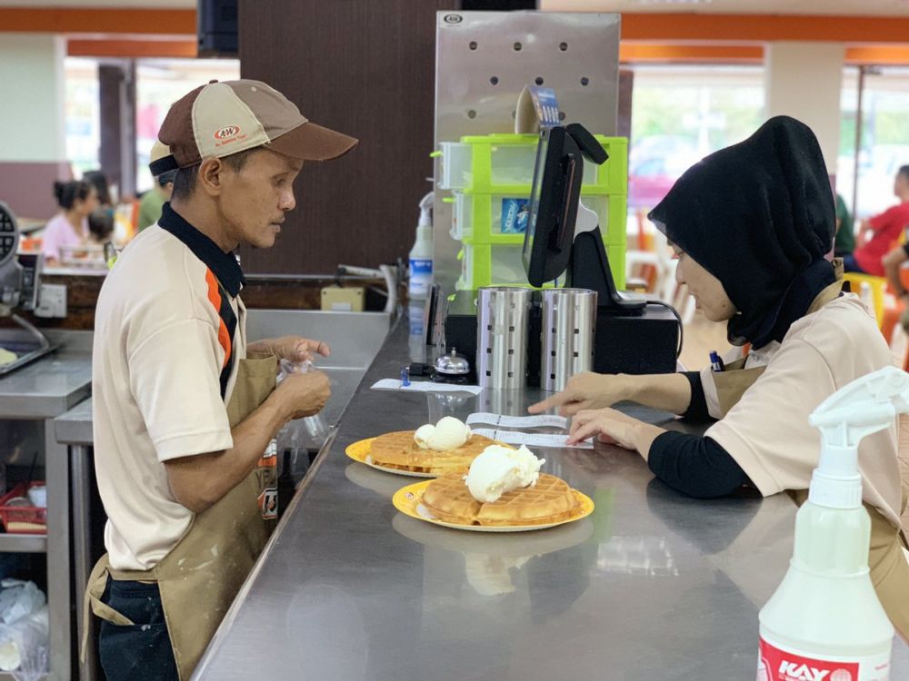 Beloved A&W outlet in PJ hailed for employing elderly folk and the disabled